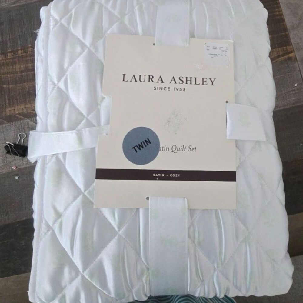 Laura Ashley Daisy Mae Green Twin Satin Quilt Set NWT Floral Quilted Bedding
